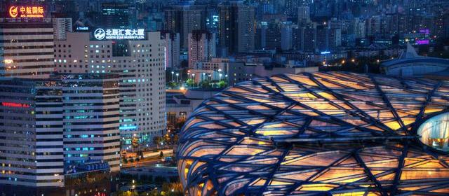 时间线摘录:顶流歌手耳返掉线被拍到口型空了两拍,公司称「副歌有伴唱轨」